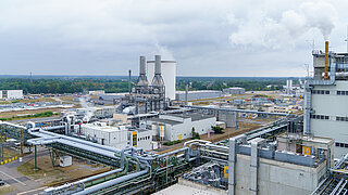 Blick über den chemischen Industriepark der BASF in Schwarzheide.